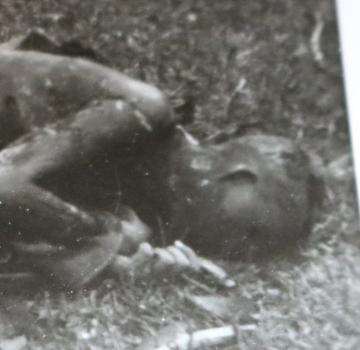 Preview: altes Foto - gefallener Soldat - Land ??